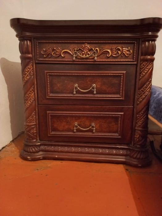 Комод деревянный.