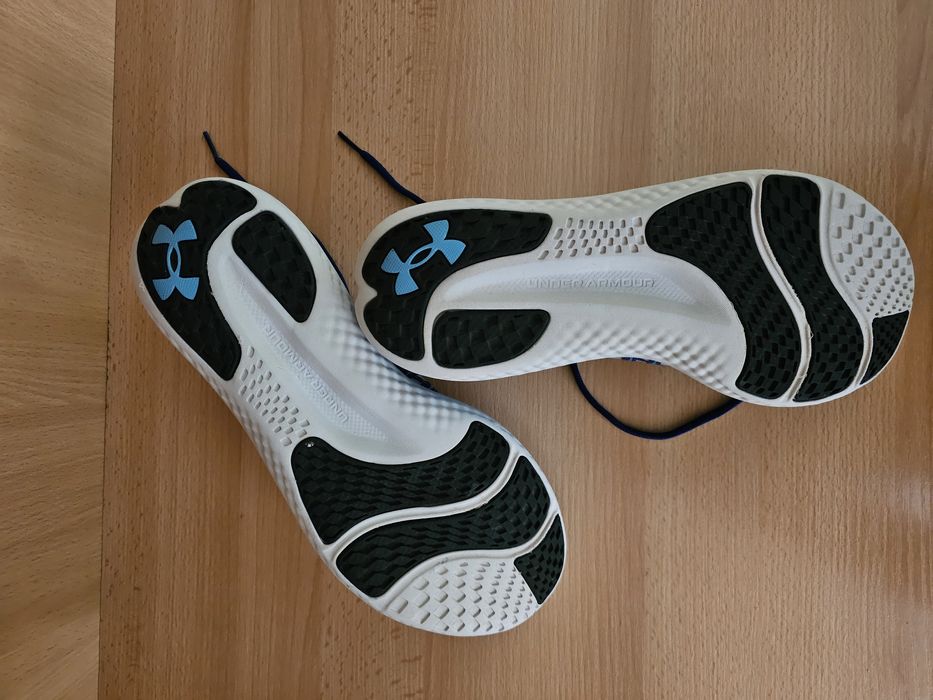 Спортни обувки Under Armour Charged Breeze 2