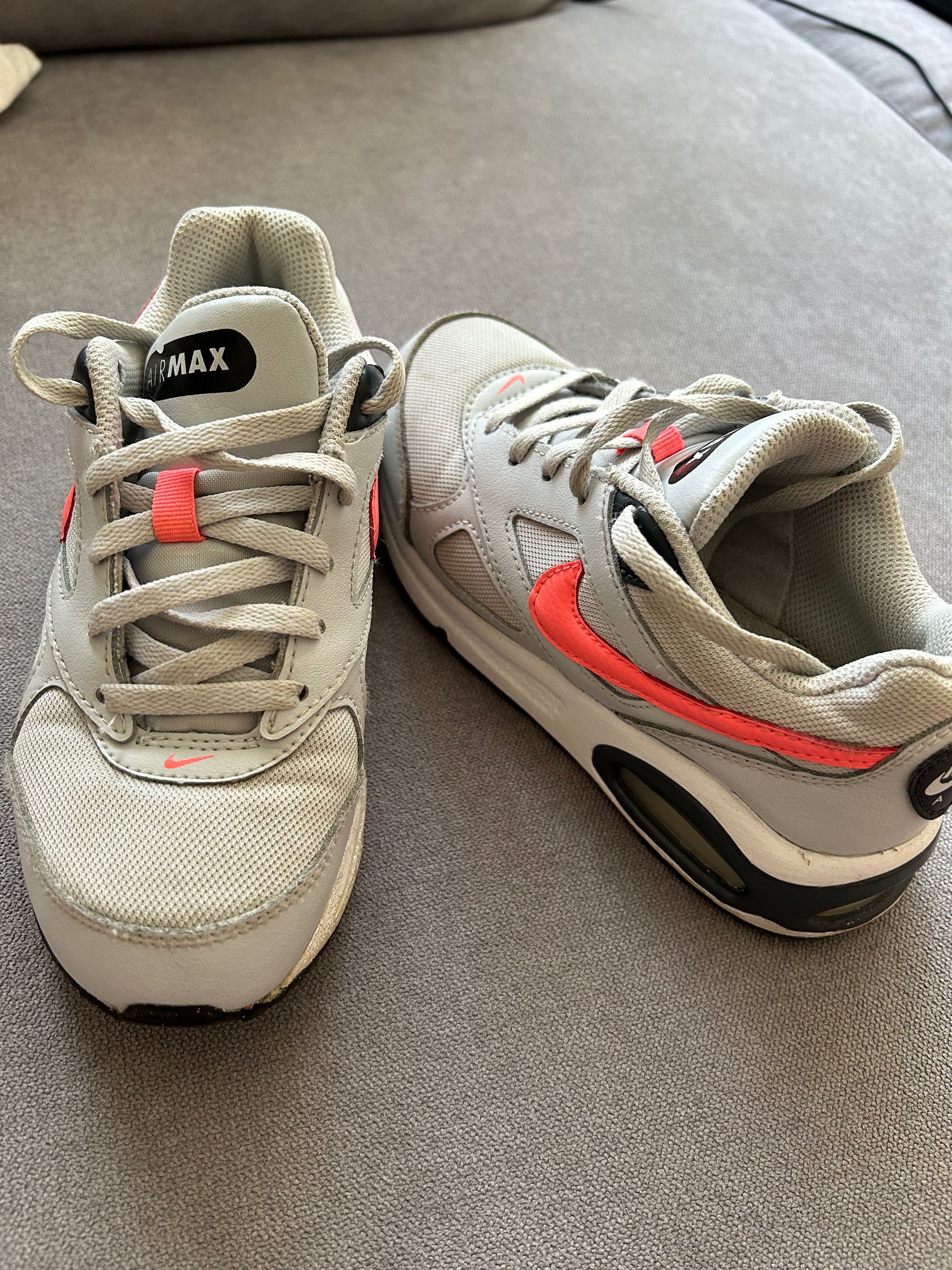 Nike 31.5 i Adidas 31