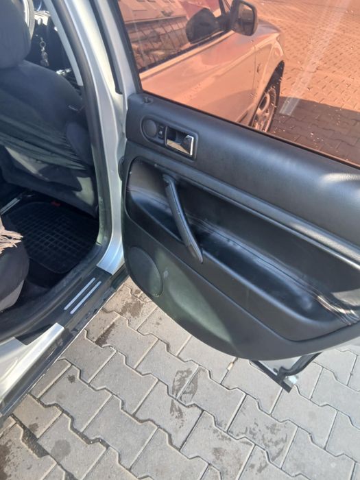 Vand masina in stare buna.