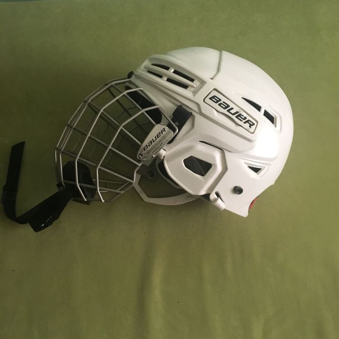 Продам шлем хоккейный в рассрочку