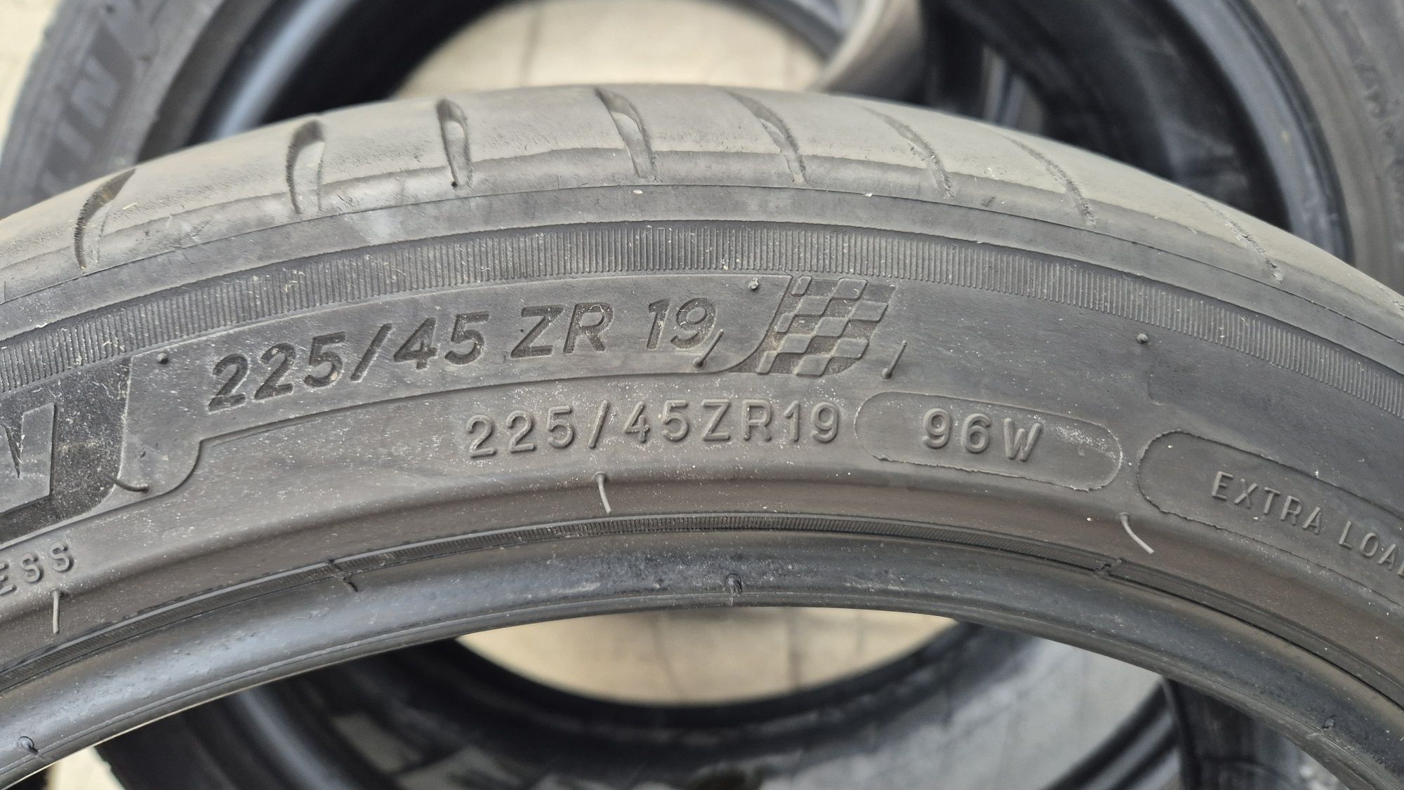 2бр.летни гуми 225/45/19 96 W Мишелин-19 цола