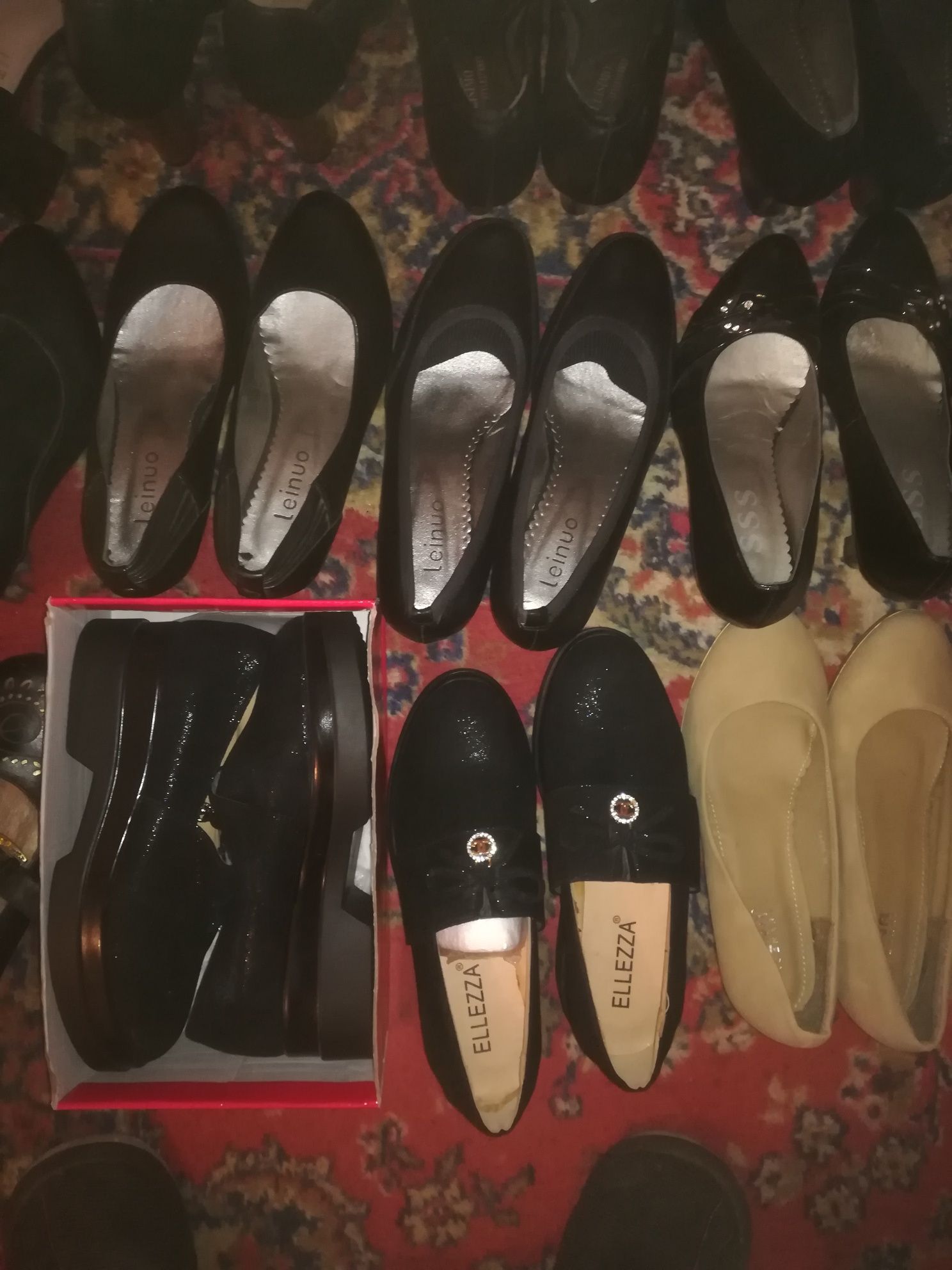 Продам женскую обувь распродажа 
Кроссовки ботинки туфлли и т.д.новые