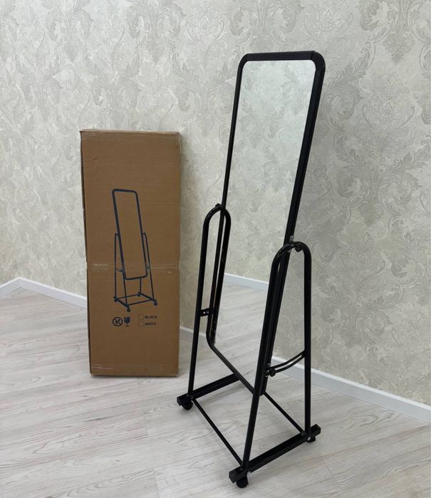 Стоящее зеркало с ножкой oyna