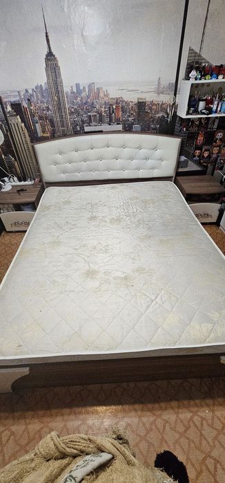 Продам 2х спальную  кровать с тумбочками