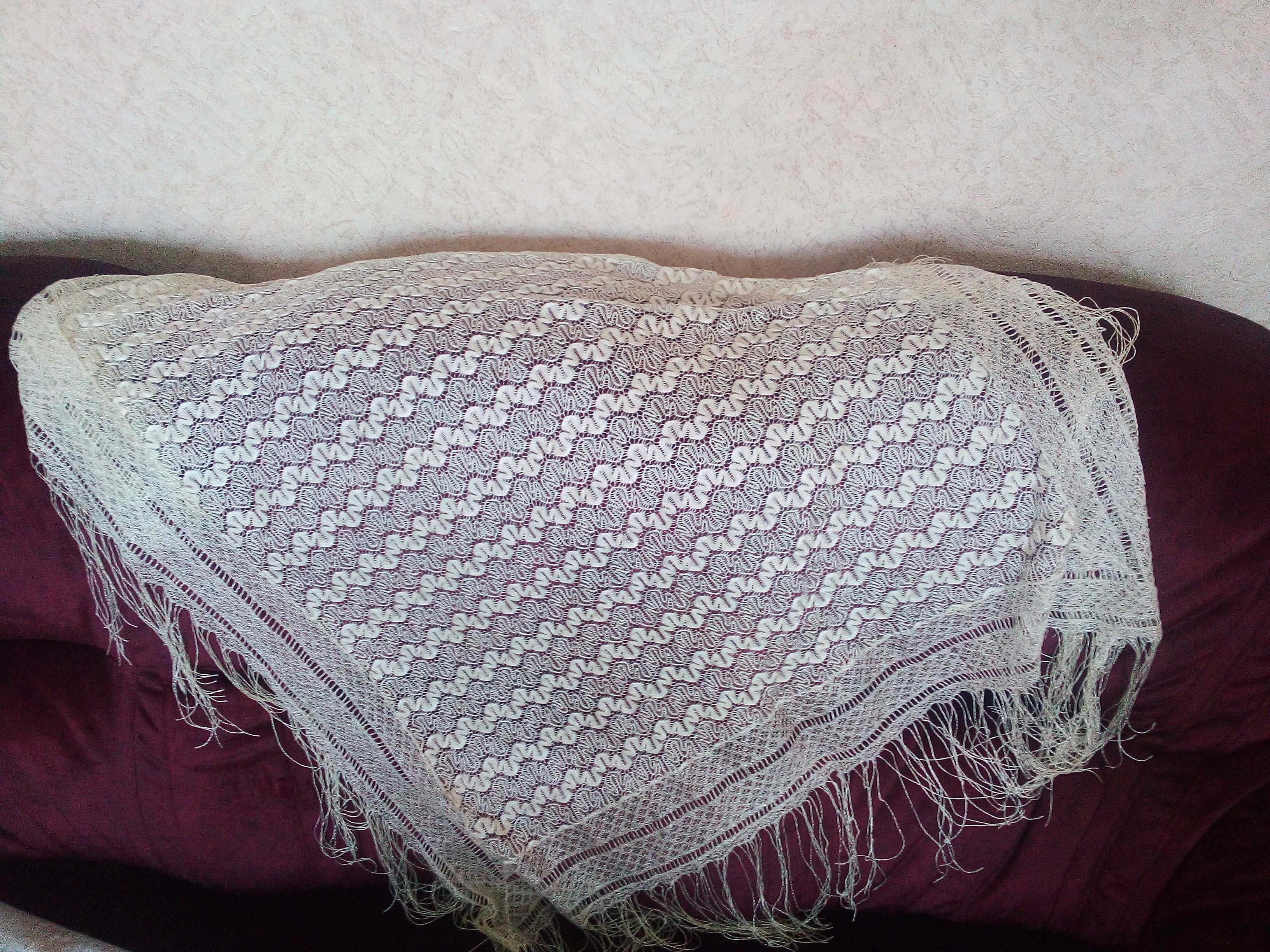 Шаль платок кремового цвета с кисточками по краям(см фото)