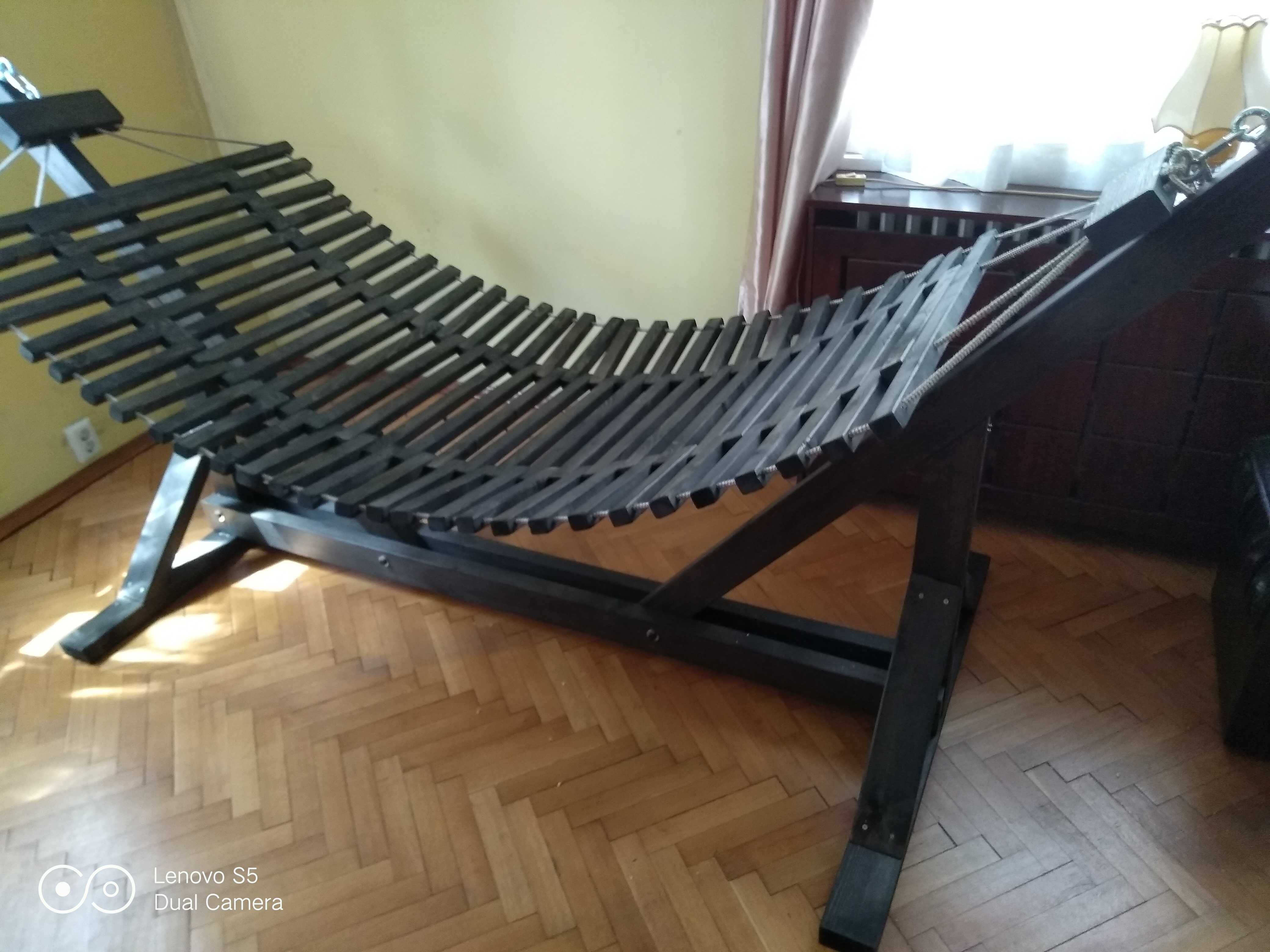 Дървен хамак със стойка.