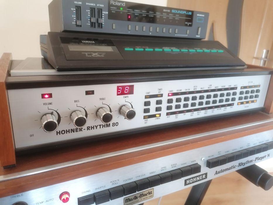 Yamaha DX TX-7 Hohner XE9 Yamaha AW16G Roland EM101 Hohner rhythm 80