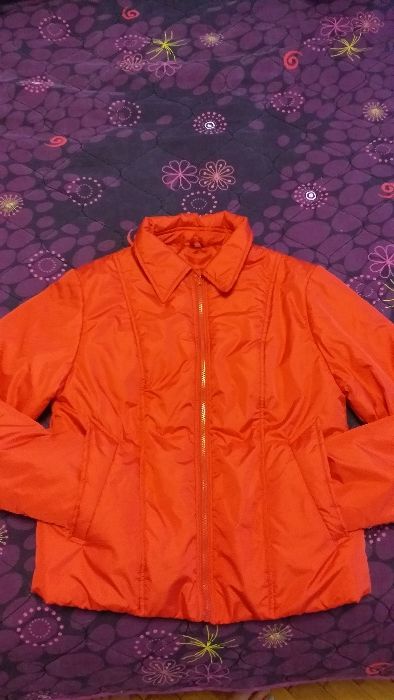 Червено спортно яке за есеннп-зимния сезон-25лв.