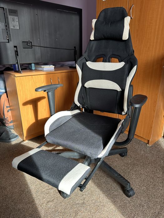 Scaun gaming cu masaj, suport picioare si pernute