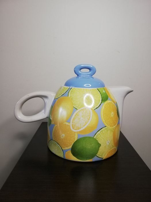 Много красива и сладурска каничка с лимони.