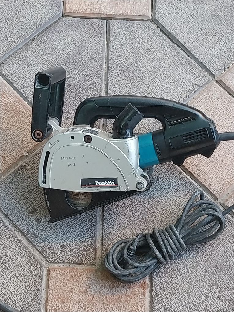 Masina de făcut canale MAKITA  SG 1250 de 1400 w