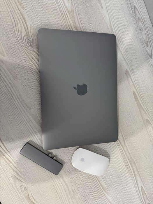 Продам Macbook Pro13 (2017) в отличном состояний