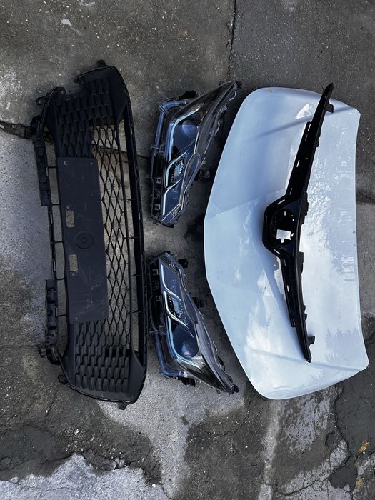 Faruri stânga dreapta capotă motor grilă toyota corolla e21.