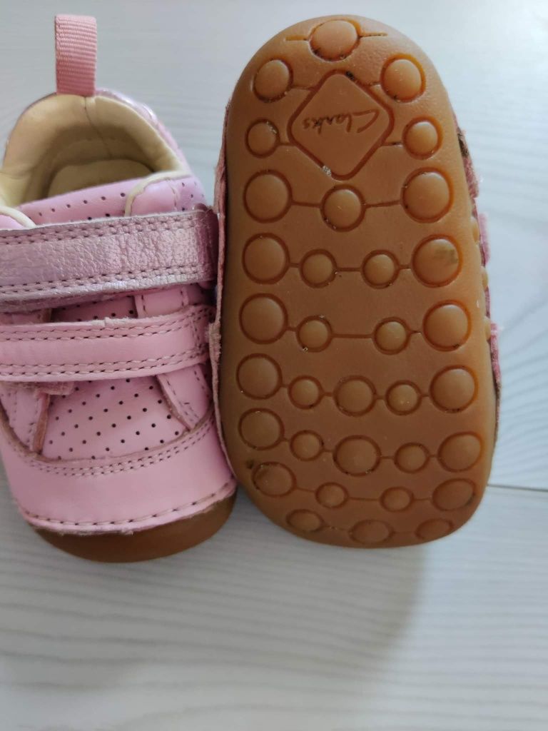 Бебешки обувки Clarks неразличими от Нови