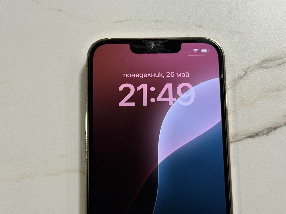 iPhone 13 Pro 256GB Gold с кейс и зарядно
