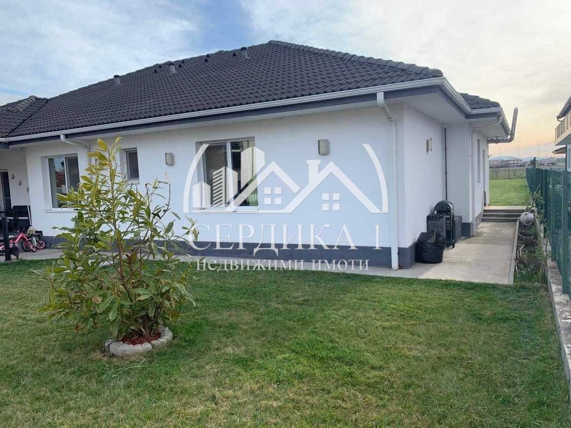 Продава се Къща в Костинброд - 320 кв.м за 2032 €/кв.м - Снимка #1