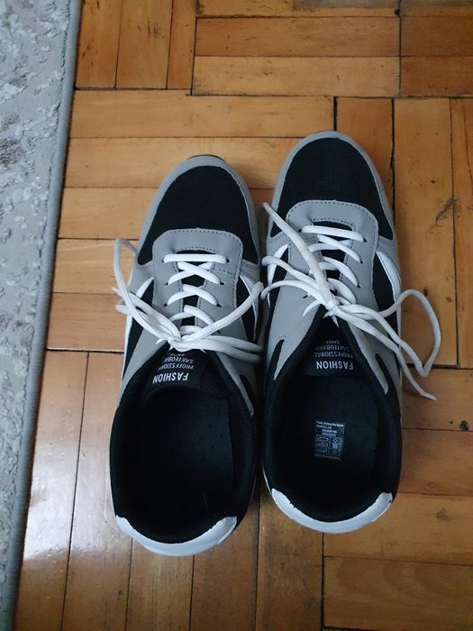 Vând o pereche adidasi