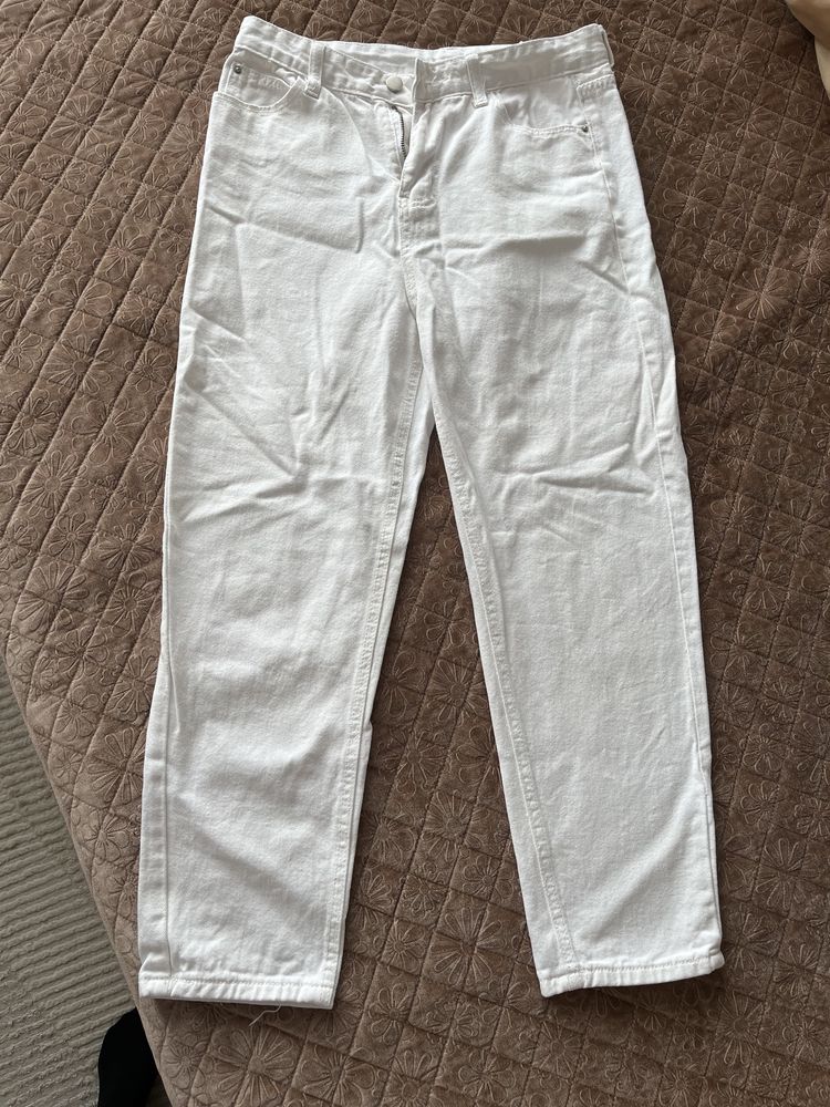 Продам белые джинсы 2шт.