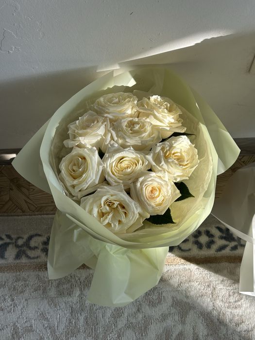 9 белый больших роз в букете