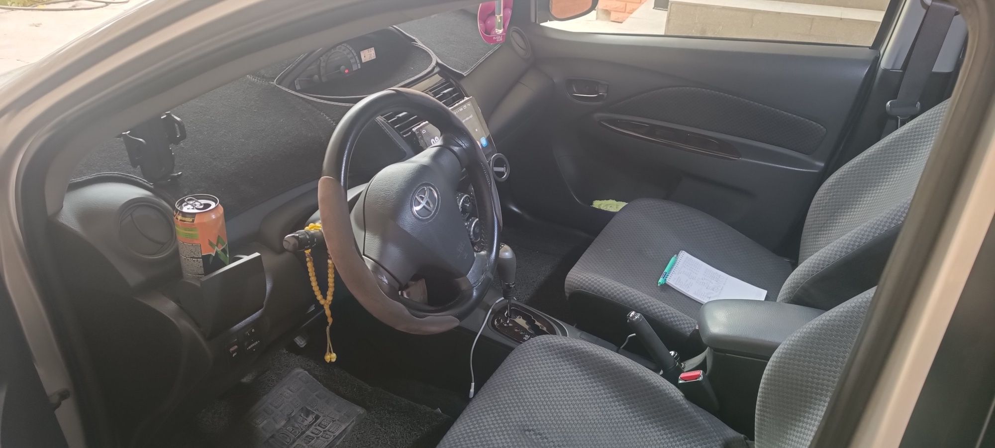 Tayota yaris        .
