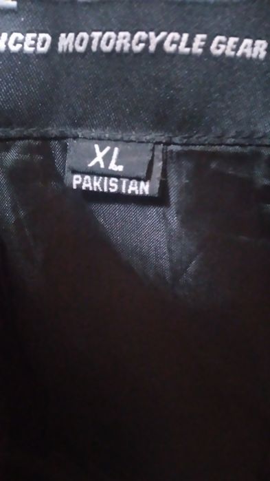 Продаю кожаную жилетку сделанную в Пакистане очень плотная кожа