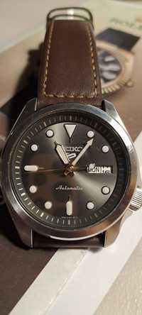 Vanzare ceas automatic Seiko 5 Sport Style model SRPE61K1