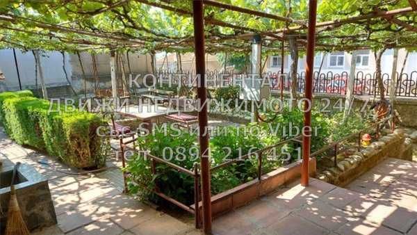 Двуетажна тухлена къща 110м2 с двор 500м2 отл. състояние - код 61875