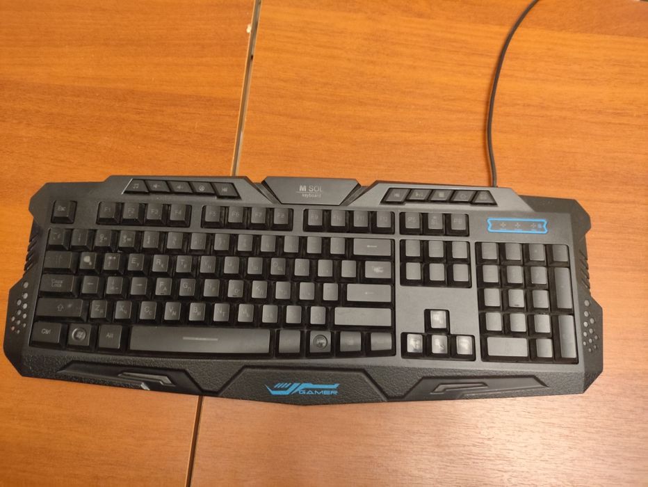 Компьютер много разных проводов