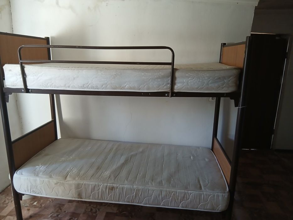 Продам железную двухярусную кровать