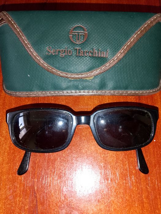 Vând ochelari de soare