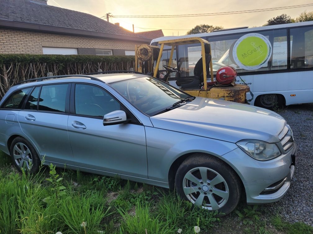 Vând sau schimb.   Mercedes C180