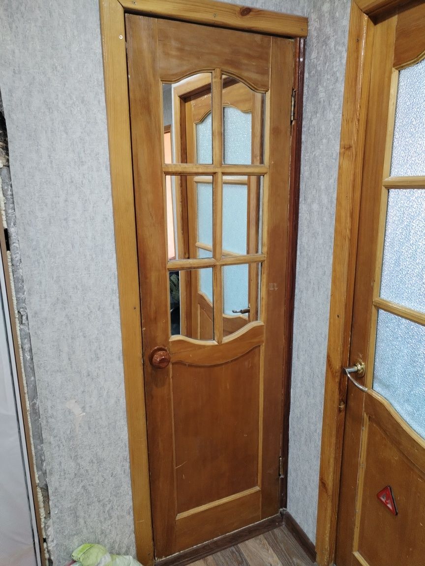 Двери деревянные, лакированные со стеклянными вставками, с коробом