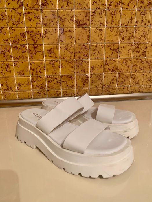 Белая женская обувь