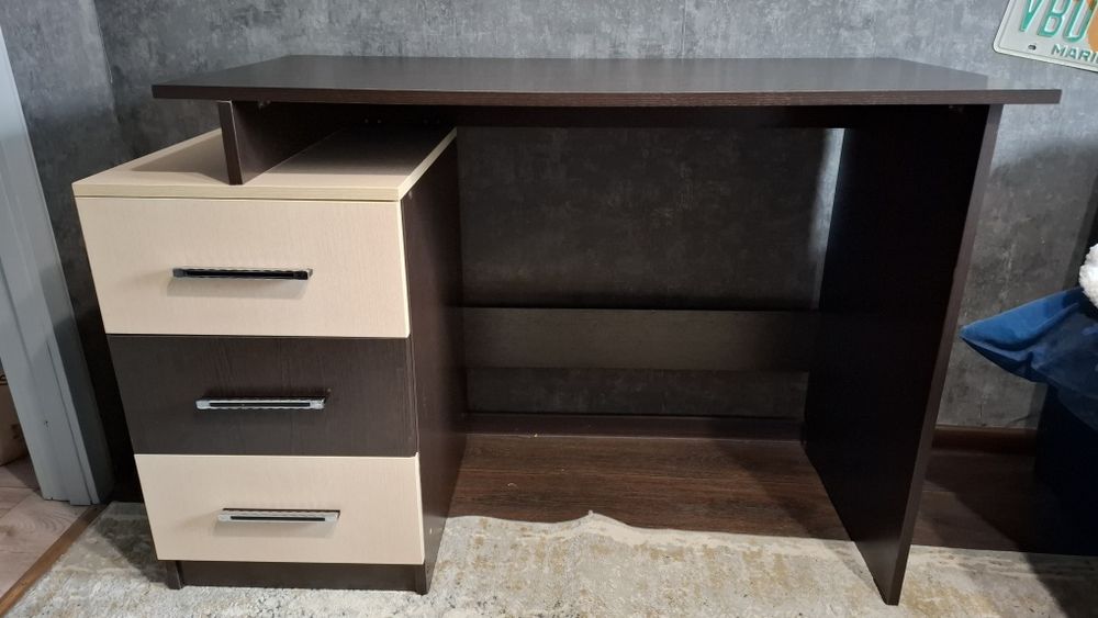 Письменный стол.