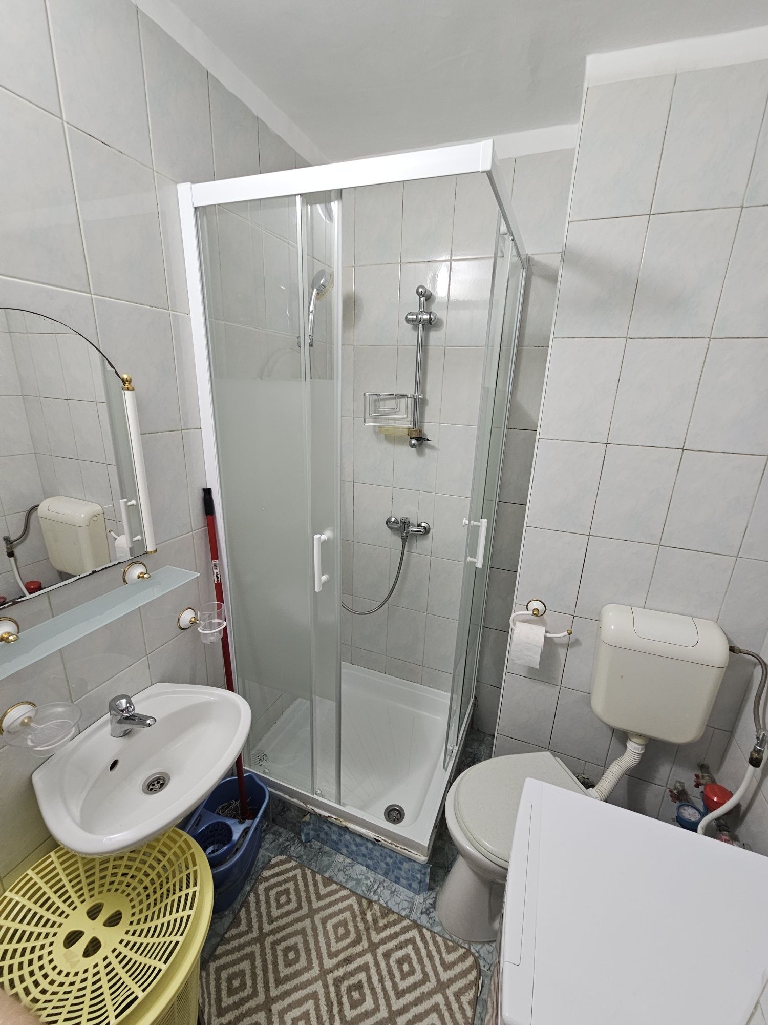 Inchiriez apartament cu 4 camere zona polivalenta