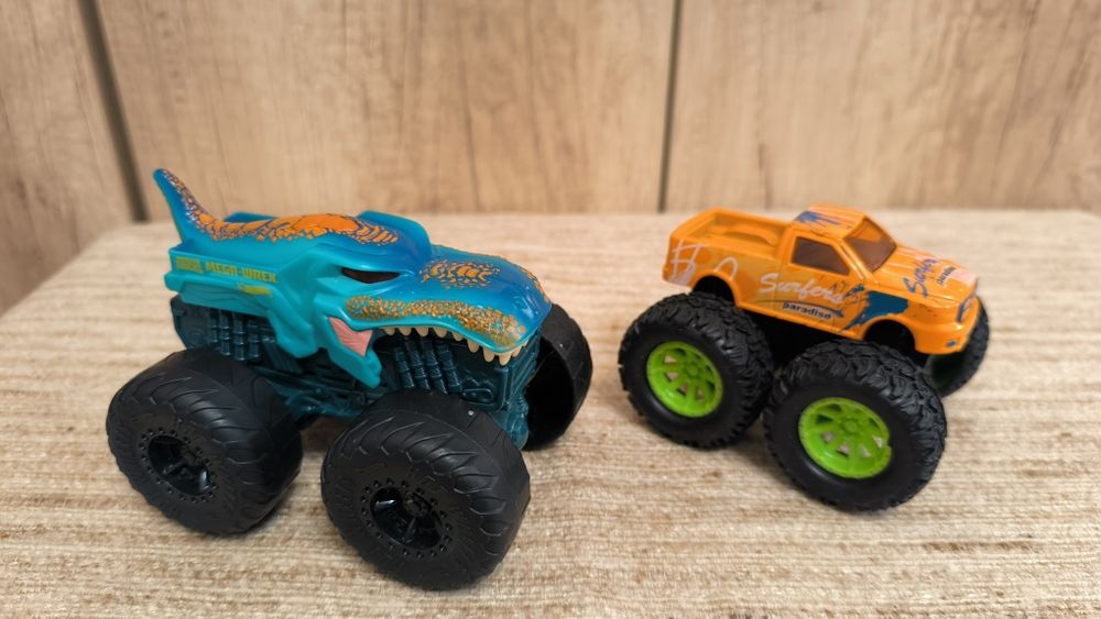 Lot 2 mașinute Monster Truck Hot Wheels