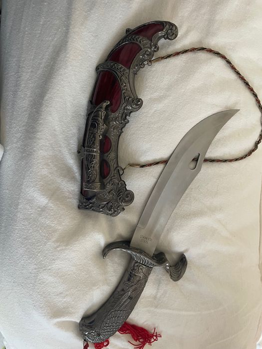 Уникален декоративен кинжал носещ духа на над 5 века