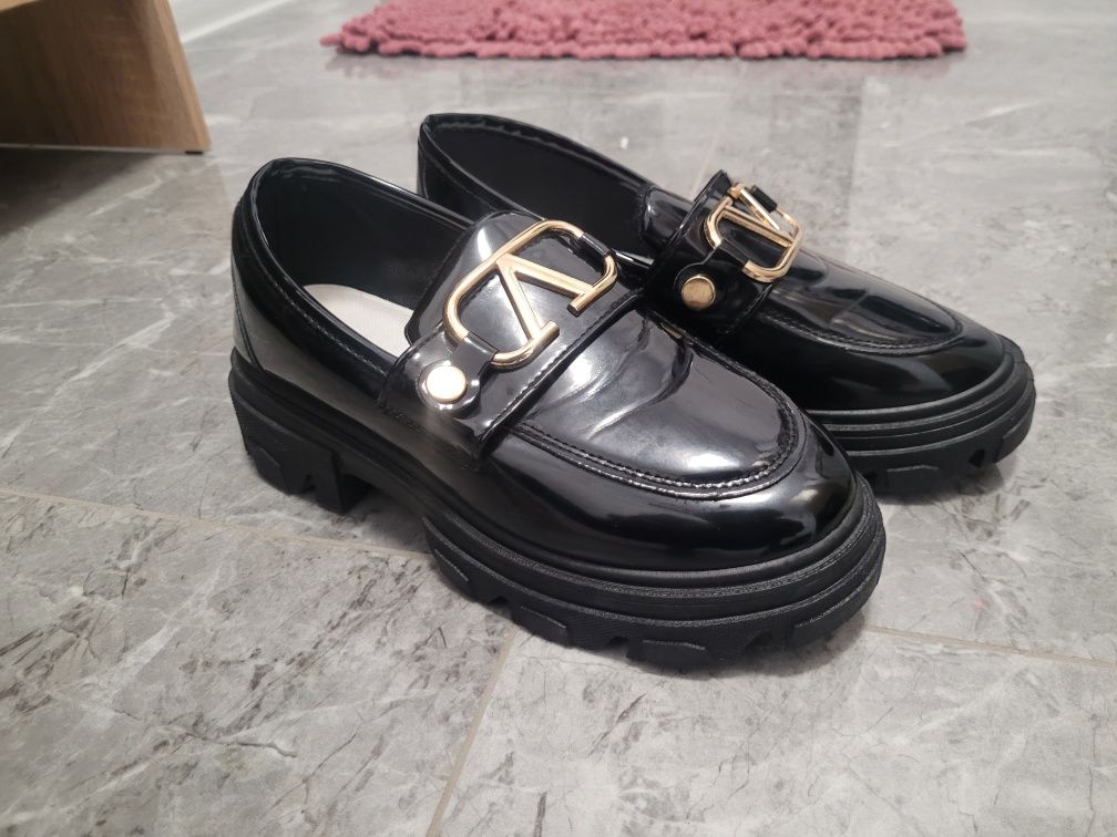 Черни дамски лачени лоуфъри/обувки
