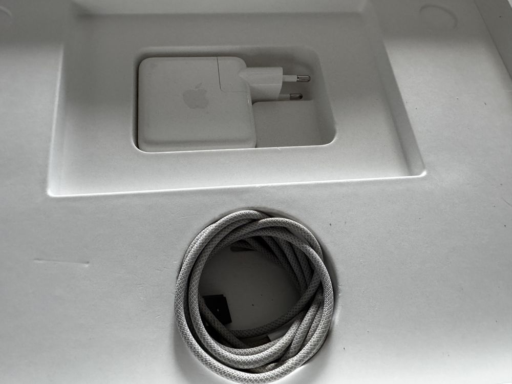 MacBook Pro 14 inch display retina M3 chip -512GB ssd -5 cicluri -100%