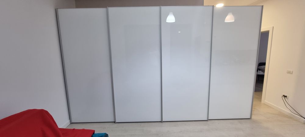Dulap mare cu uși glisante, alb lucios