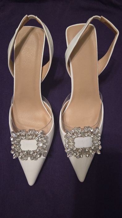 Pantofi stileto albi