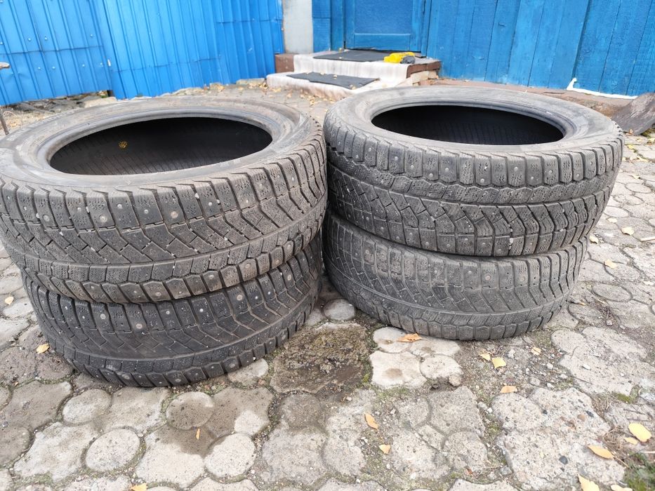 Продам зимнюю шины резину 215/55/R17 viatti