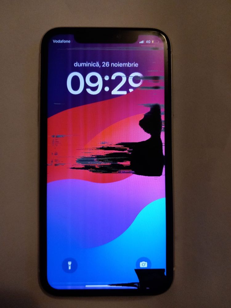 Iphone 11 alb display-ul spart