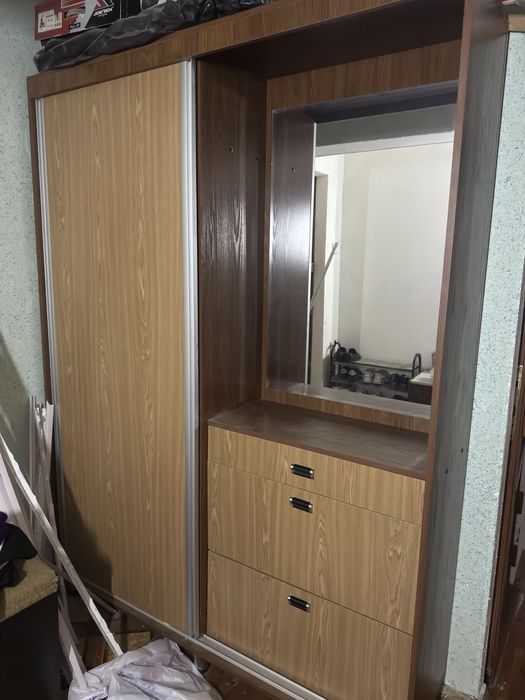 Шкаф в прихожей .