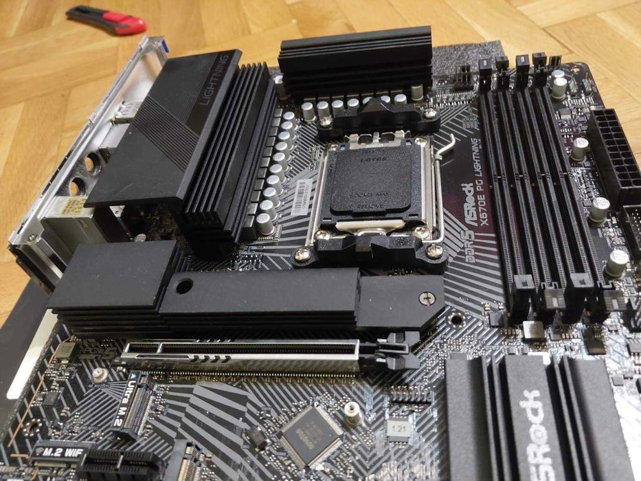 AMD Ryzen 7 7800X3D + AsRock X670E PG Lightning
