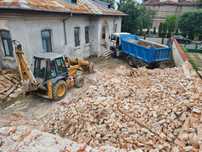 Demolari case. Basculante, Buldo, Echipa oameni. Evacuare moloz, moluz