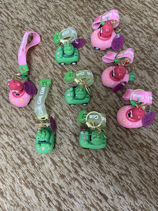 Брелоки в ассортименте , отличного качества.