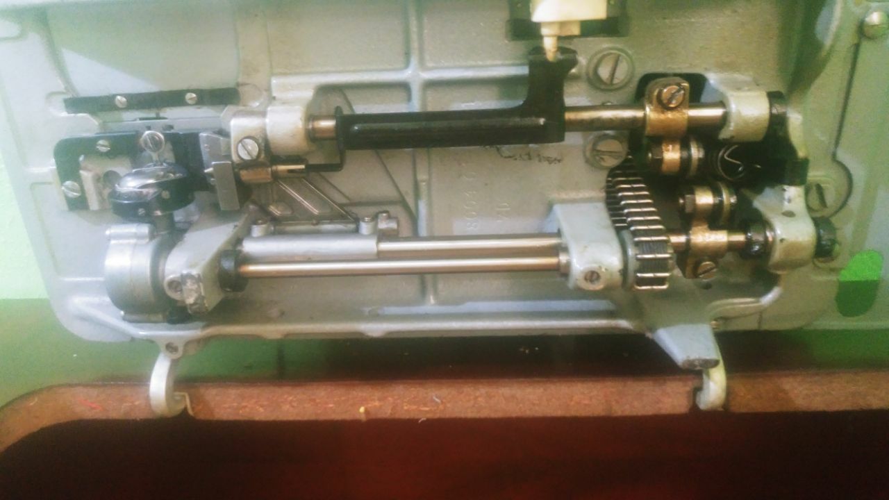 Швейная машина Веритас Германия,в отличном состоянии.шьёт отлично.