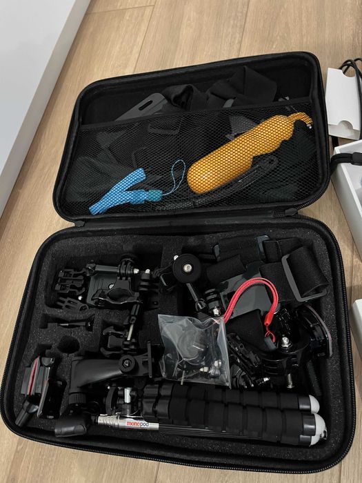 Екшън камера Insta360 x3 - гаранционна, като нова, с много аксесоари